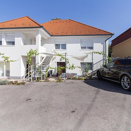 Deli Terasz A Apartman Free Parking, Self-Check-In Anytime Gyor Exterior photo