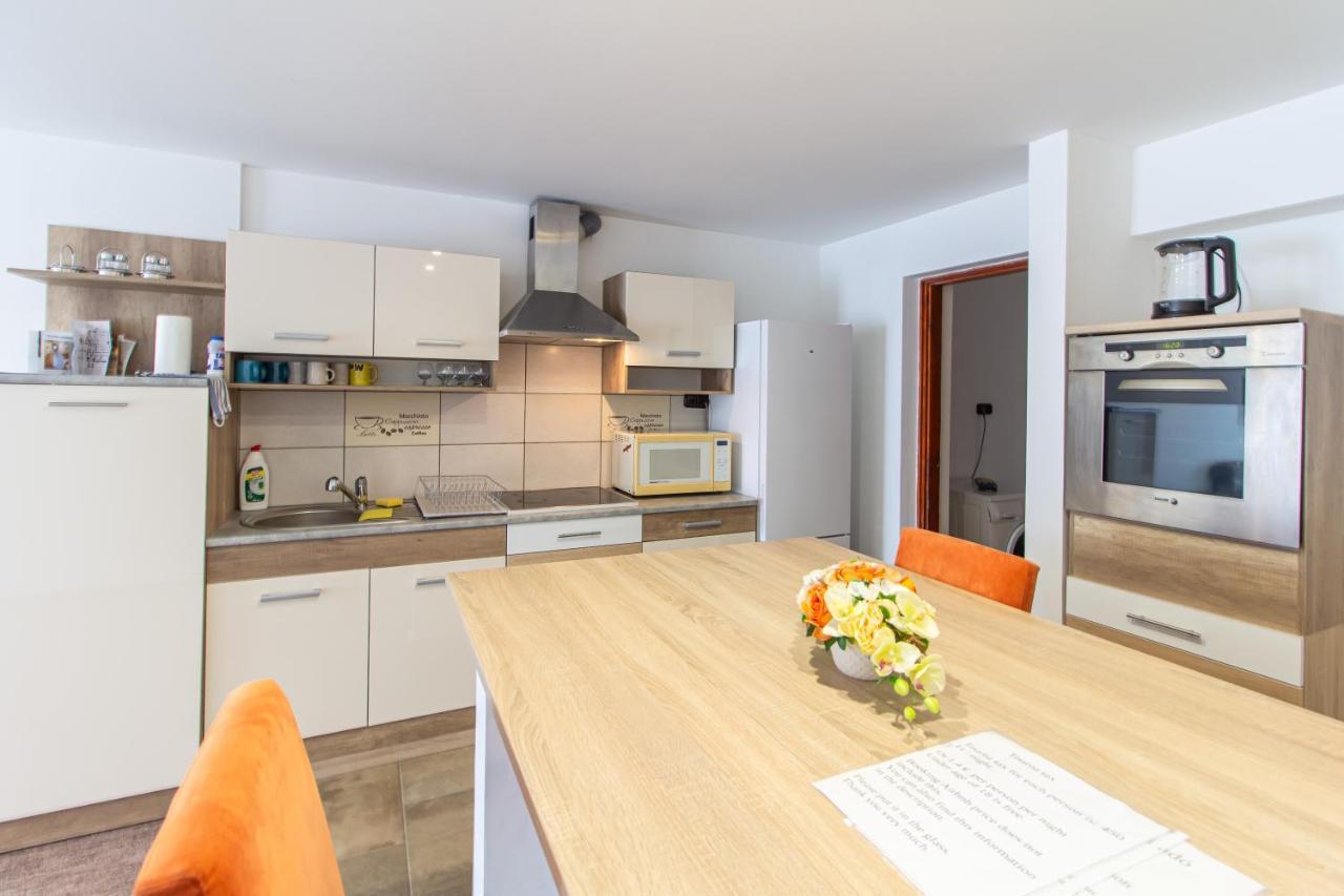 Deli Terasz A Apartman Free Parking, Self-Check-In Anytime Gyor Exterior photo
