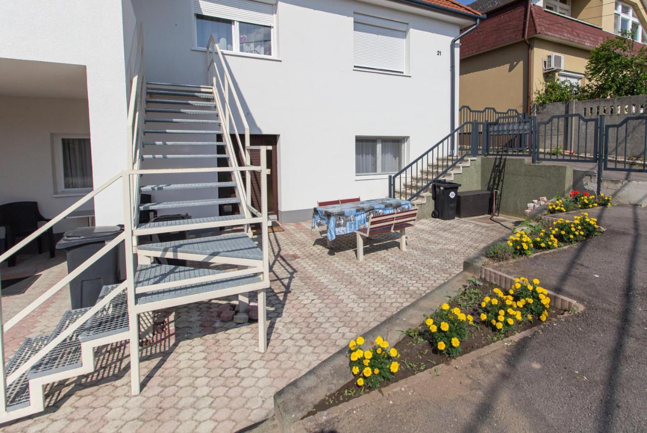 Deli Terasz A Apartman Free Parking, Self-Check-In Anytime Apartment Gyor Exterior photo